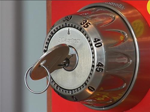 Locksmith Little Neck NY offers 24 hour lock change ,home and car lockout, 